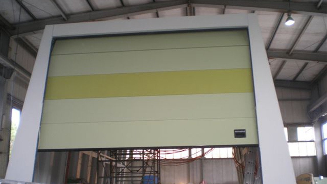 Rolling hangar doors