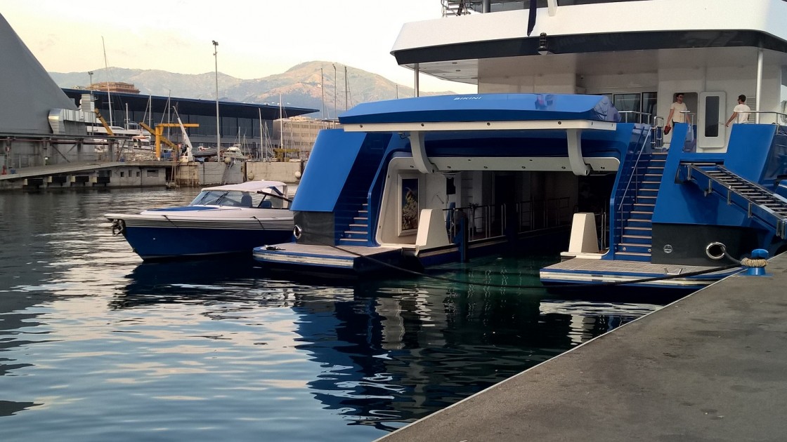M/Y transom door for a tender drive-in pool