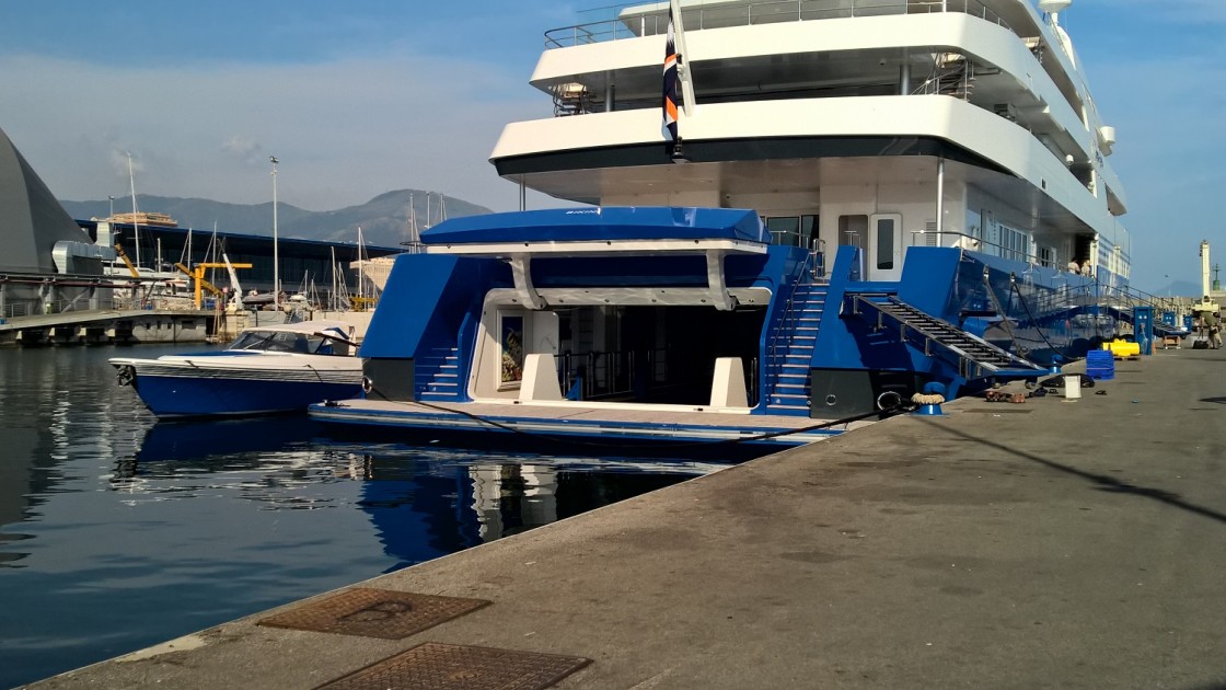 M/Y transom door for a tender drive-in pool
