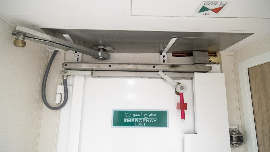 Splashtight semi-watertight doors